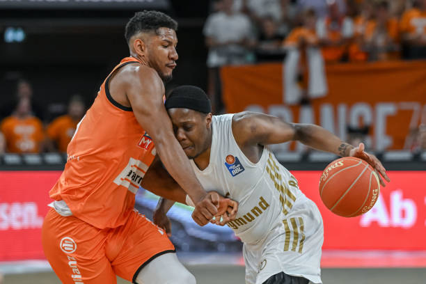 队防线的中 队防线的中