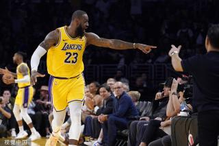 詹姆斯与他 詹姆斯与他