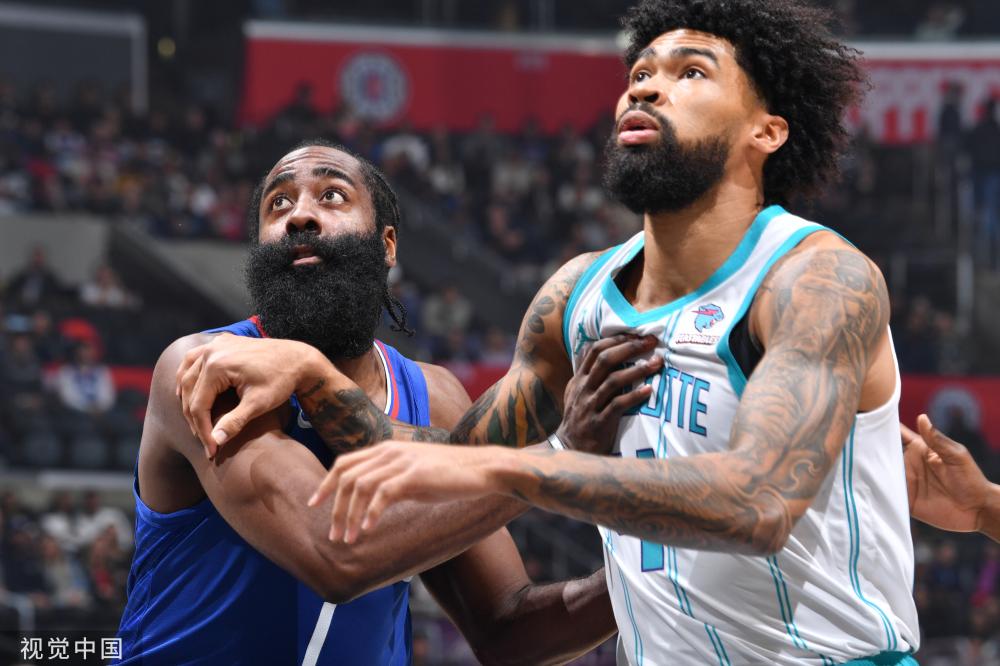 她再次捧杯 她再次捧杯